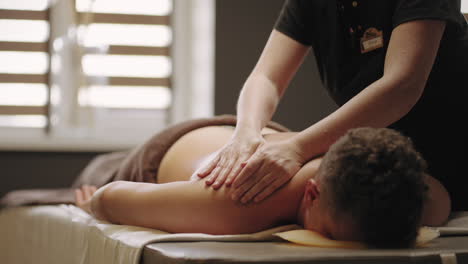 Entspannende-Massage-Für-Männliche-Besucher-Des-Spa-Salons.-Der-Arzt-Reibt-Und-Streichelt-Den-Rücken-Des-Mannes